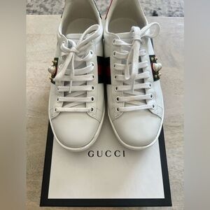 Women’s Gucci sneaker size 37 lightly worn.
